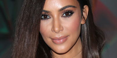 image: Har nektet hardnakket i alle år. Nå innrømmer Kim Kardashian rumpebløff